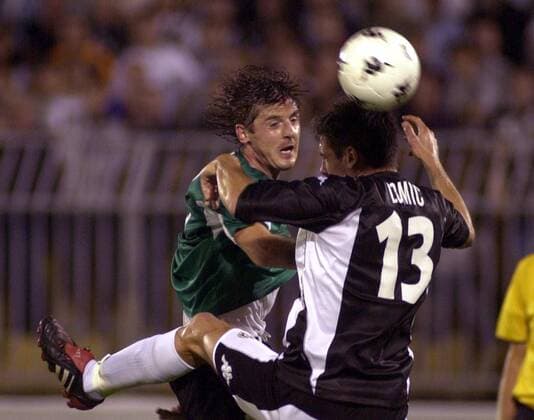 Balazs Borbely (Artmedia Bratislava, li.) gegen Marko Lomic (Partizan Belgrad) Fußball EC 1 Herren Champions League Qualifikation 2005 2006, Partizan Belgrad - FC Artmedia Petrzalka 3:4 n.E. Gruppe Belgrad Dynamik,