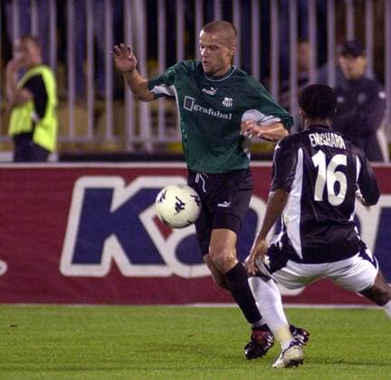 Daniel Tschur (Artmedia Bratislava, li.) gegen Ifeany Emeghara (Partizan Belgrad) Fußball EC 1 Herren Champions League Qualifikation 2005 2006, Partizan Belgrad - FC Artmedia Petrzalka 3:4 n.E. Gruppe Belgrad Dynamik,