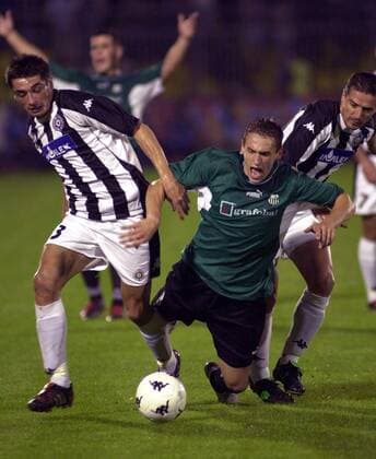 Blazej Vascak (Artmedia Bratislava, Mitte) wird von Marko Lomic (li.) und Zoran Mirkovic (beide Partizan Belgrad) in die Zange genommen Fußball EC 1 Herren Champions League Qualifikation 2005 2006, Partizan Belgrad - FC Artmedia Petrzalka 3:4 n.E. Gruppe FC Petrzalka Belgrad Dynamik,