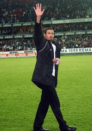 Der verletzte Alejandro Lago (Trondheim) winkt den Zuschauern -  Fußball EC 1 Herren Champions League Qualifikation 2005 2006, Rosenborg Trondheim BK Einzelbild Trondheim