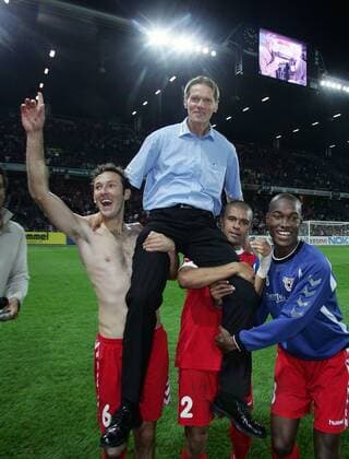 Schlussjubel Thun, v. li.: Tiago Bernardi, Vieira Leandro und Jose Goncalves lassen Trainer Urs Schönenberger hochleben Fußball EC 1 Herren Champions League Qualifikation 2005 2006, FC Thun, Super, Nationalliga A, NLA, 1. Schweizer Liga Gruppe Bern Freude, Begeisterung,