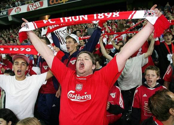 Flexibel: Fan des FC Thun im Trikot vom FC Liverpool Fußball EC 1 Herren Champions League Qualifikation 2005 2006, FC Thun Einzelbild Bern Freude,