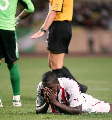 Olivier Kapo (Monaco) enttäuscht am Boden Fußball EC 1 Herren Champions League Qualifikation 2005 2006, AS Monaco - Betis Sevilla 2:2 Einzelbild pan10578 Monte Carlo Enttäuschung, Verzweiflung,  