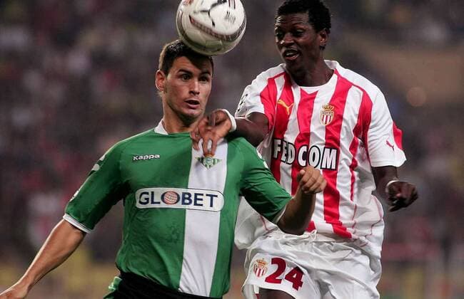Juan Gutierrez Moreno (Betis, li.) gegen Emmanuel Adebayor (Monaco) Fußball EC 1 Herren Champions League Qualifikation 2005 2006, AS Monaco - Betis Sevilla 2:2 Gruppe pan10578 Monte Carlo Dynamik,  