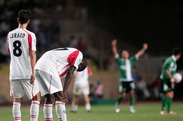 Ausgeschieden - Gerard Lopez Segu (li.) und Olivier Kapo (beide Monaco) können es nicht glauben, während die Spieler von Betis Sevilla feiern Fußball EC 1 Herren Champions League Qualifikation 2005 2006, AS Monaco - Betis Sevilla 2:2 Gruppe pan10578 Monte Carlo Enttäuschung,  