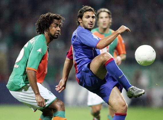 Patrick Owomoyela (Bremen, li.) gegen Julio Rossi (Basel) Fußball EC 1 Herren Champions League Qualifikation 2005 2006, SV Werder Bremen - FC Basel, Vdig Gruppe Bremen Dynamik,
