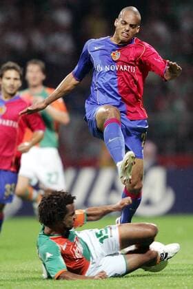Eduardo (Basel) überspringt Patrick Owomoyela (Bremen) Fußball EC 1 Herren Champions League Qualifikation 2005 2006, SV Werder Bremen - FC Basel, Vdig Gruppe Bremen Dynamik, Kampf,