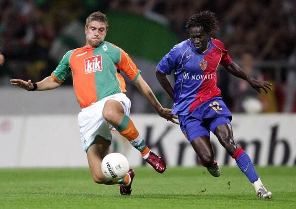 Ivan Klasnic (Bremen, li.) gegen Papa Malick (Basel) Fußball EC 1 Herren Champions League Qualifikation 2005 2006, SV Werder Bremen - FC Basel, Vdig Gruppe Bremen Dynamik,
