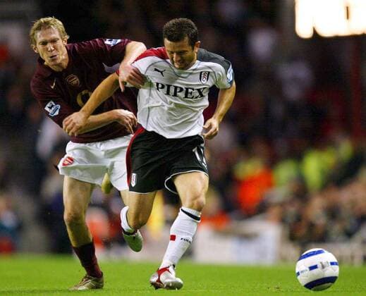 Aliaksandr Hleb (Arsenal, li.) gegen Tomasz Radzinski (Fulham) -  Fußball Herren English Premier League 2005 2006, 1. Englische Liga, Arsenal FC London - FC Fulham Gruppe London Dynamik, Kampf,