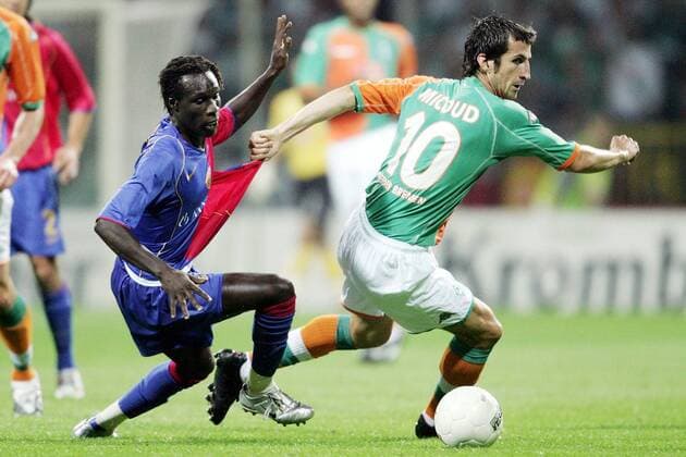 Papa Malick (Basel, li.) gegen Johan Micoud (Bremen) Fußball EC 1 Herren Champions League Qualifikation 2005 2006, SV Werder Bremen - FC Basel 3:0 Gruppe Bremen Dynamik,