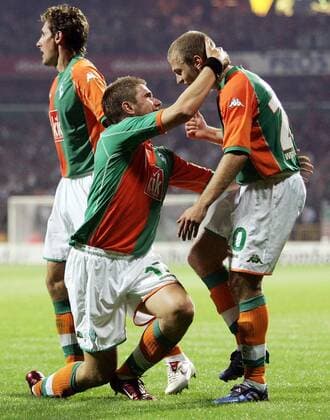 Ivan Klasnic (Mitte), Daniel Jensen (re.) und Miroslav Klose (alle Bremen) - Torjubel Fußball EC 1 Herren Champions League Qualifikation 2005 2006, SV Werder Bremen Gruppe Bremen Freude,