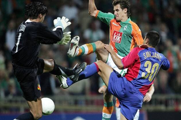 Miroslav Klose (Bremen, Mitte) und Boris Smiljanic verunsichern Torwart Pascal Zuberbühler (beide Basel) derart, dass dieser den Ball zum 1:0 passieren lässt Fußball EC 1 Herren Champions League Qualifikation 2005 2006, SV Werder Bremen - FC Basel 3:0 Gruppe Bremen Dynamik, Kampf,