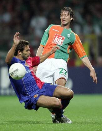 Christian Schulz (Bremen, hinten) gegen Julio Rossi (Basel) Fußball EC 1 Herren Champions League Qualifikation 2005 2006, SV Werder Bremen - FC Basel 3:0 Gruppe Bremen Dynamik,