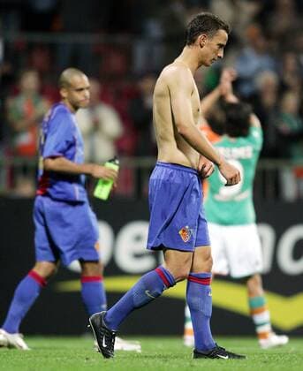 Reto Zanni (Basel) schleicht enttäuscht vom Platz Fußball EC 1 Herren Champions League Qualifikation 2005 2006, SV Werder Bremen - FC Basel 3:0 Einzelbild Bremen Enttäuschung,
