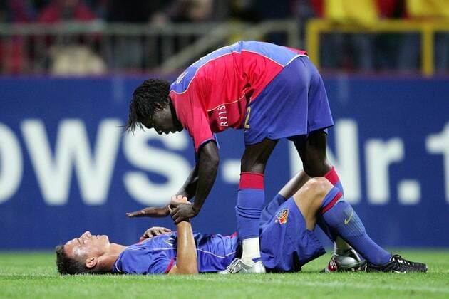 Papa Malick (oben) beschwört Reto Zanni (beide Basel) Fußball EC 1 Herren Champions League Qualifikation 2005 2006, FC Basel Gruppe Bremen Enttäuschung,