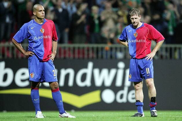 Eduardo (li.) und Scott Chipperfield (beide Basel) enttäuscht - auf diesen Ausgang hätten sie nicht gewettet Fußball EC 1 Herren Champions League Qualifikation 2005 2006, FC Basel Gruppe Bremen Enttäuschung,