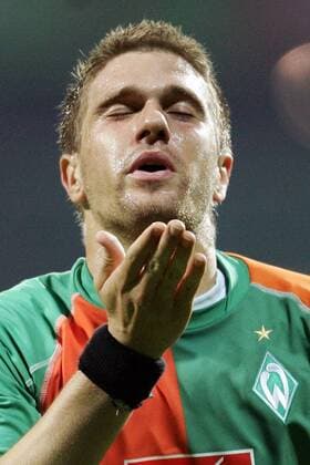 Ivan Klasnic (Bremen) verteilt beim Torjubel Kusshände Fußball EC 1 Herren Champions League Qualifikation 2005 2006, SV Werder Bremen Porträt Bremen Glück, Sinnlichkeit, Freude,