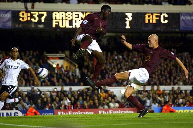 Pascal Cygan (re.) erzielt das 4:1, Kolo Toure (beide Arsenal) springt aus der Schussbahn und Rehman (Fulham) kommt zu spät -  Fußball Herren English Premier League 2005 2006, 1. Englische Liga, Arsenal FC London - FC Fulham 4:1 Gruppe London Dynamik,
