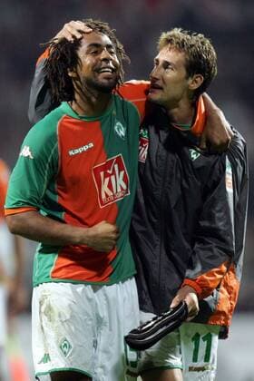 Patrick Owomoyela (li.) freut sich mit Miroslav Klose (beide Bremen) über die gelungene Champions League Qualifikation Fußball EC 1 Herren Champions League Qualifikation 2005 2006, SV Werder Bremen Gruppe Bremen Begeisterung, Freude, Kameradschaft,