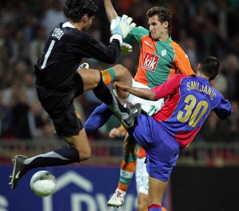 Miroslav Klose (Bremen, Mitte) und Boris Smiljanic verunsichern Torwart Pascal Zuberbühler (beide Basel) derart, dass dieser den Ball zum 0:1 passierten lässt Fußball EC 1 Herren Champions League Qualifikation 2005 2006, SV Werder Bremen - FC Basel 3:0 Gruppe Bremen Dynamik, Kampf,