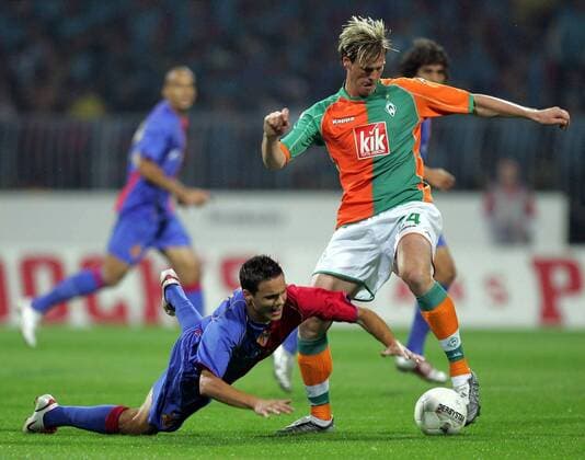 Tim Borowski (Bremen, re.) gegen David Degen (Basel) Fußball EC 1 Herren Champions League Qualifikation 2005 2006, SV Werder Bremen - FC Basel 3:0 Gruppe Bremen Dynamik, Kampf,