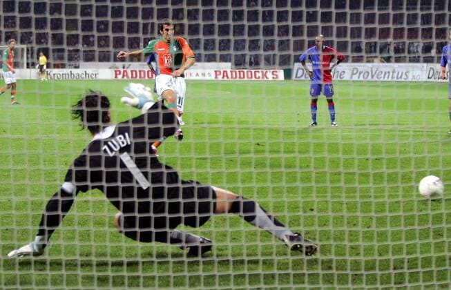 Elfmeter - Johan Micoud (Bremen, Mitte) versetzt zwar Torwart Pascal Zuberbühler (Basel), schießt den Ball aber an den Pfosten Fußball EC 1 Herren Champions League Qualifikation 2005 2006, SV Werder Bremen - FC Basel 3:0 Gruppe Bremen Dynamik,