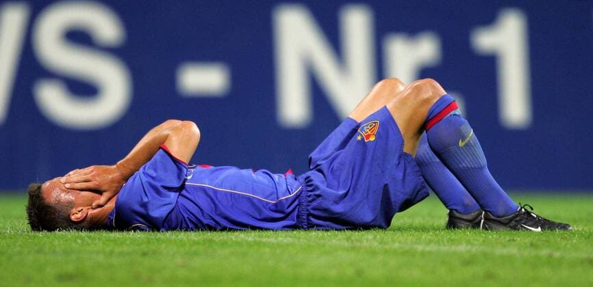 Reto Zanni (Basel) enttäuscht auf dem Rasen nach dem Aus in der Champions League Qualifikation Fußball EC 1 Herren Champions League Qualifikation 2005 2006, FC Basel, Einzelbild Bremen Enttäuschung,