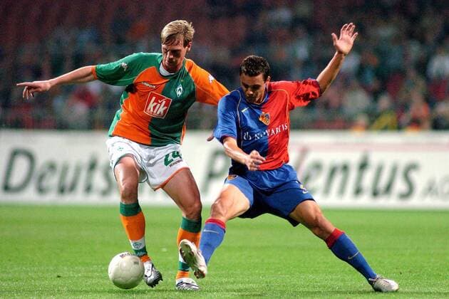 Tim Borowski (Bremen, li.) gegen David Degen (Basel) Fußball EC 1 Herren Champions League Qualifikation 2005 2006, SV Werder Bremen - FC Basel 3:0, Gruppe Bremen Dynamik,