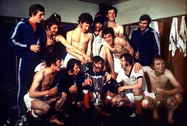 Europapokalsieger Glasgow Rangers, u.a. mit: John Greig (vorn Mitte) der den Pokal in den Händen hält -  Fußball EC 2 Herren Europapokal der Pokalsieger 1971 1972, Europacup, Endspiel, Glasgow Rangers - Dynamo Moskau 3:2 Totale Barcelona Glück, Harmonie, Freude,