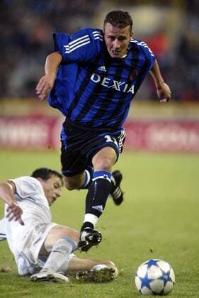 Jonathan Blondel (FC Brügge, re.) überläuft das Tackling von Gashi (Valerenga) -  Fußball Herren Champions League Qualifikation, 2005 2006, Club Brügge KV - Valerenga IF 4:3 n.E., Vdig Gruppe Oslo Brügge Dynamik,
