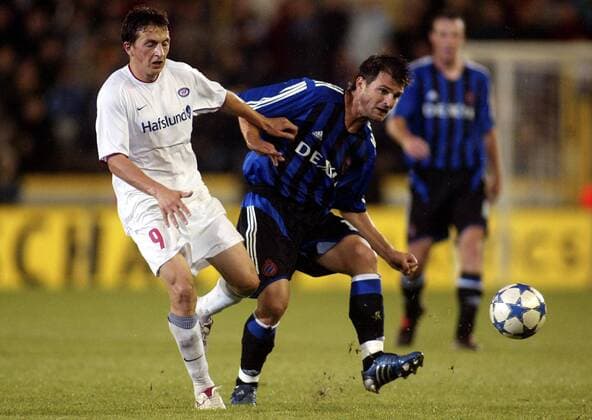 Ivan Leko (FC Brügge) zieht ab; li. Ardian Gashi (Valerenga) -  Fußball Herren Champions League Qualifikation, 2005 2006, Club Brügge KV - Valerenga IF 4:3 n.E., Vdig Gruppe Oslo Brügge Dynamik,