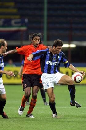 Javier Zanetti (Inter, re.) gegen Brandao (Donetsk) Fußball Herren Champions League Qualifikation 2005 2006, FC Internazionale Mailand - Shakthar Donezk 1:1, Vdig Gruppe Mailand Dynamik,