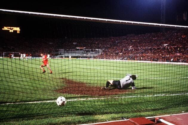 Ian Rush (Liverpool) verwandelt seinen Elfmeter sicher, Torwart Franco Tancredi (Roma) liegt geschlagen am Boden -  Fußball EC 1 Herren Europapokal der Landesmeister 1983 1984, Europacup, Endspiel, FC Liverpool - AS Rom 5:3 n.E. Totale Stadio Olimpico, Olympiastadion, Stadion Rom