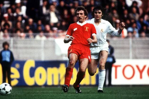 Alan Kennedy (Liverpool, li.) zieht vor Jose Antonio Camacho (Real Madrid) ab -  Fußball EC 1 Herren Europapokal der Landesmeister 1980 1981, Europacup, Endspiel, FC Liverpool - Real Madrid CF 1:0 Gruppe Paris Dynamik,