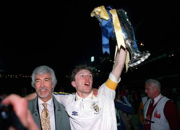 Lorenzo Minotti (Parma, Mitte) bejubelt mit dem Pott neben einem Vereinsfunktionär den Europapokalsieg -  Fußball EC 2 Herren Europapokal der Pokalsieger 1992 1993, Europacup, Finale, Endspiel, AC Parma Gruppe London Glück, Harmonie, Freude,