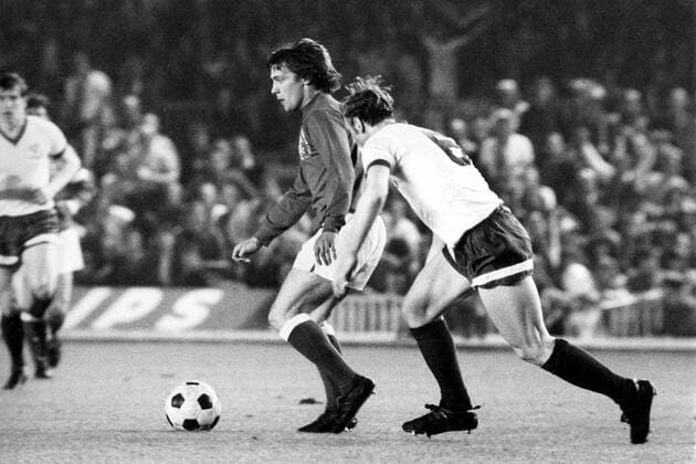 Willie Johnston (Rangers, li.) gegen E. Zukov (Dynamo Moskau) -  Fußball EC 2 Herren Europapokal der Pokalsieger 1971 1972, Europacup, Glasgow Rangers - Dynamo Moskau 3:2 Gruppe Barcelona Dynamik,