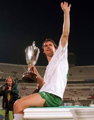 Europapokalsieger Werder Bremen - Wynton Rufer winkt mit dem Pott den Anhängern -  Fußball EC 2 Herren Europapokal der Pokalsieger 1991 1992, Europacup, Finale, Endspiel, SV Werder Bremen Einzelbild Estadio da Luz, Stadion Lissabon Glück, Freude,