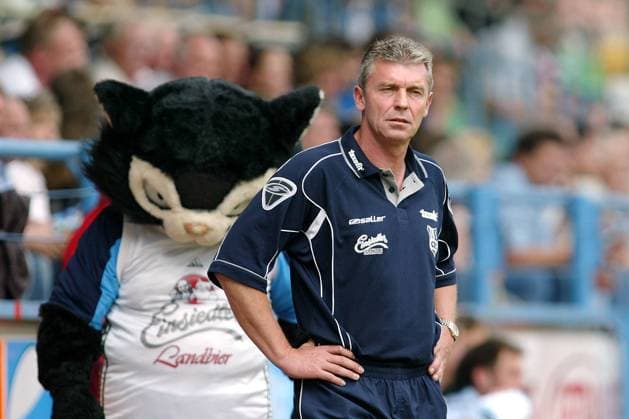 Trainer Dietmar Demuth (re.) genauso enttäuscht wie das Maskottchen ChemCat (beide Chemnitz) Fußball Herren Regionalliga Nord 2005 2006, 3. Liga, Chemnitzer FC, CFC Gruppe Chemnitz Enttäuschung,