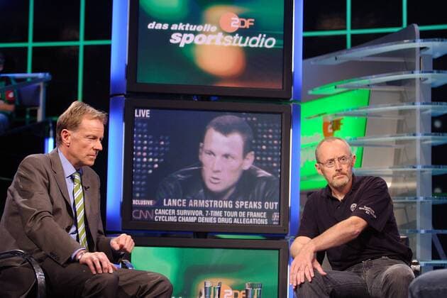 IOC Dopingkontrolleur Dr. Wilhelm Schänzer (re.) und Moderator Wolf Dieter Poschmann (beide Deutschland) verfolgen im ZDF Sportstudio ein Interview mit Lance Armstrong (USA Discovery Channel), der zu den Doping-Vorwürfen Stellung bezieht Radsport Herren ZDF Sportstudio 2005, Sendung, Fernsehsendung, Sportsendung, Straßenradsport, Straße, Rad, Vdig, Gruppe Mainz