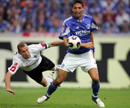Kevin Kuranyi (Schalke, re.) überwindet Jeff Strasser (Gladbach) Fußball 1. BL Herren Saison 2005 2006, FC Schalke 04 - Borussia Mönchengladbach 1:1, Vdig, Gruppe Gelsenkirchen Dynamik,