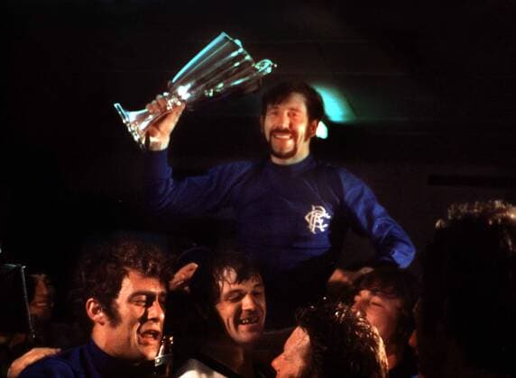 Europapokalsieger Rangers - John Greig jubelt mit dem Pott -  Fußball EC 2 Herren Europapokal der Pokalsieger 1971 1972, Europacup, Glasgow Rangers Gruppe Barcelona Glück, Freude,