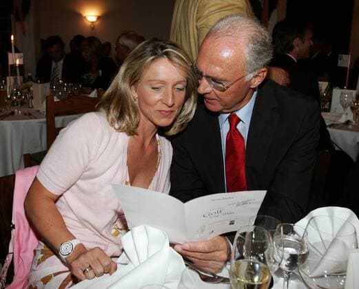 Dinner RBU Charity Golfturnier: Initiator Franz Beckenbauer und seine Lebensgefährtin Heidrun Burmester (beide Deutschland) sehen sich gemeinsam die Speisekarte an Fußball Herren RBU Charity Golfturnier von Franz Beckenbauers Stiftung 2005, Golf, Golfen, Wohltätigkeit, Benefiz Gruppe St. Leon Rot