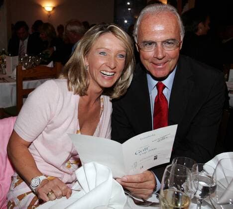 Dinner RBU Charity Golfturnier: Initiator Franz Beckenbauer und seine Lebensgefährtin Heidrun Burmester (beide Deutschland) sehen sich gemeinsam die Speisekarte an Fußball Herren RBU Charity Golfturnier von Franz Beckenbauers Stiftung 2005, Golf, Golfen, Wohltätigkeit, Benefiz Gruppe St. Leon Rot Freude,