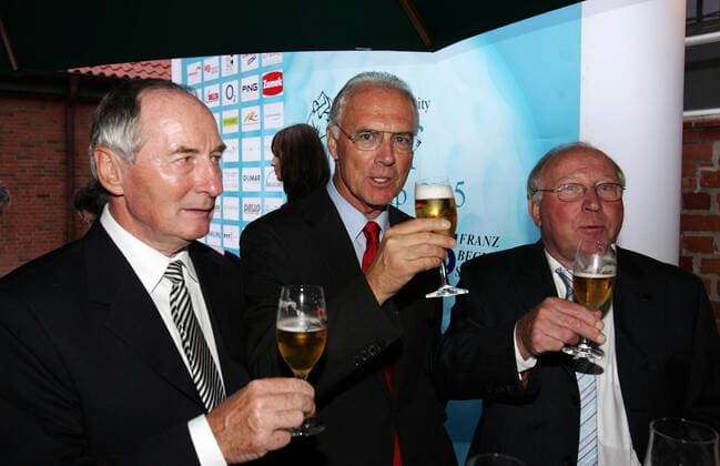 RBU Charity Golfturnier: Initiator Franz Beckenbauer (Mitte) spricht einen Toast aus, re. Uwe Seeler, li. Uli Maslo (alle Deutschland) Golf Herren RBU Charity Golfturnier von Franz Beckenbauers Stiftung 2005, Golf, Fußball, Wohltätigkeit, Benefiz Gruppe St. Leon Rot