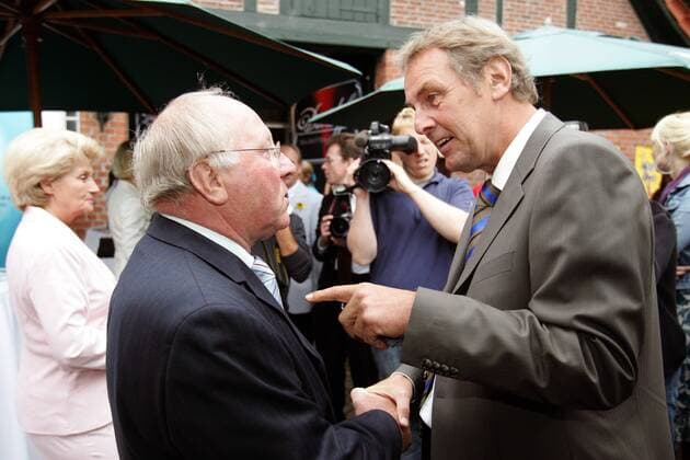 RBU Charity Golfturnier: Sat.1 Moderator Jörg Wontorra (re.) im Gespräch mit Uwe Seeler (beide Deutschland) Golf Herren RBU Charity Golfturnier von Franz Beckenbauers Stiftung 2005, Golf, Fußball, Wohltätigkeit, Benefiz Gruppe St. Leon Rot