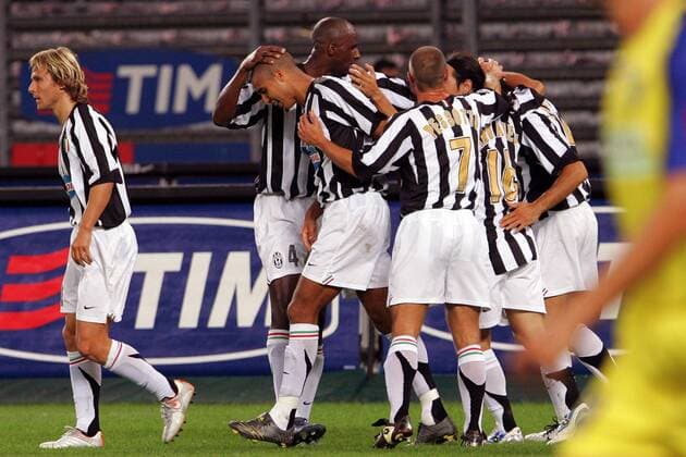Pavel Nedved (li.) wendet sich ab, während seine Kollegen jubeln, v.li.: David Trezeguet, Patrick Vieira und Gianluca Pessotto (alle Juventus) -  Fußball Herren Serie A 2005 2006, 1. Italienische Liga, Juventus Turin, Juve, Vdig Gruppe Turin Freude,