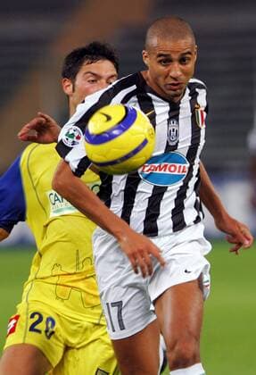 David Trezeguet (Juventus, li.) vor Andrea Mantovani (Chievo Verona) am Ball -  Fußball Herren Serie A 2005 2006, 1. Italienische Liga, Juventus Turin - AC Chievo Verona 1:0, Juve, Vdig Gruppe Turin Dynamik,