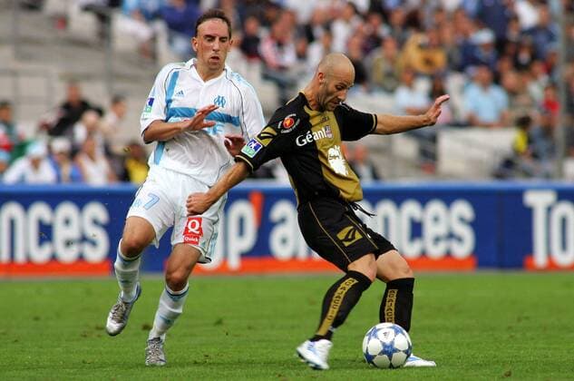 Xavier Collin (Ajaccio, re.) gegen Franck Ribery (Marseille) Fußball Herren Ligue Une 2005 2006, 1. Französische Liga, Olympique de Marseille - AC Ajaccio 1:1 Gruppe pan10605 Marseille Dynamik,  