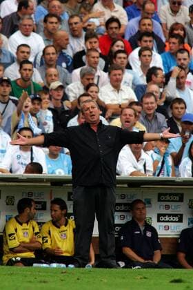 Trainer Rolland Courbis (Ajaccio) ratlos unter den Augen der Zuschauer Fußball Herren Ligue Une 2005 2006, 1. Französische Liga, AC Ajaccio Totale pan10605 Marseille Enttäuschung,  