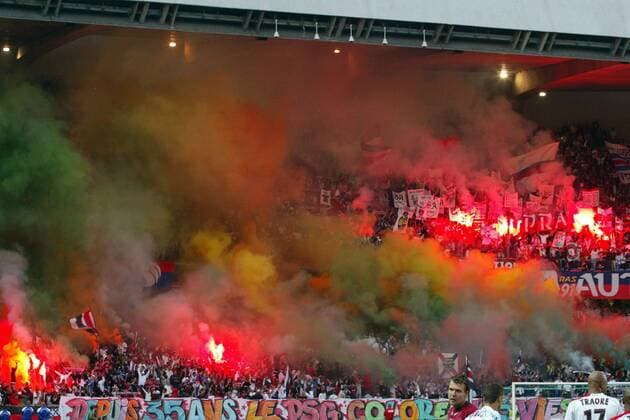 Farbiger Rauch - Im Pariser Fanblock werden bengalische Feuer entzündet Fußball Herren Ligue Une 2005 2006, 1. Französische Liga, PSG, Paris Saint Germain, St. Totale pan10606 Paris  